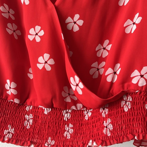 Aqua red print top with elastic waist and pleated sleeves. Size large - Picture 3 of 5